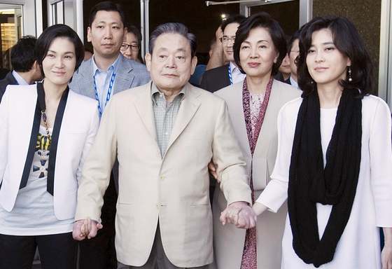 Late Samsung chairman Lee Kun-hee walks out of the Las Vegas Convention Center in January 2012 after taking part in the Consumer Electronics Show 2012 with his members; wife Hong Ra-hee (right), daughters Lee Boo-jin (far right) and Lee Seo-hyun (left) and son Lee Jae-yong at the back. [JOONGANG PHOTO]