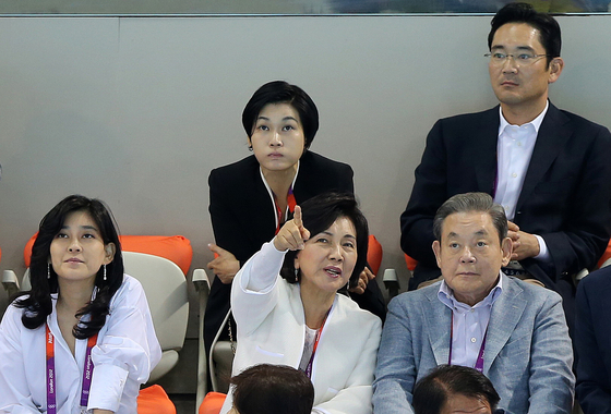 Late Samsung chairman Lee Kun-hee, bottom right, watches the 2012 London Olympics men's 400-meter swimming games with his family members on July 29, 2012 in London. From bottom left to top right is Lee Boo-jin, Hong Ra-hee, Lee Seo-hyun and Lee Jae-yong. [YONHAP]