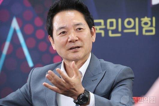 국민의힘 대선 예비후보이었던 장성민이 지난달 12일 오후 서울 여의도 국민의힘 중앙당사 스튜디오에서 진행된 ‘올데이 라방’에서 발언하고 있다. 국민의힘 제공