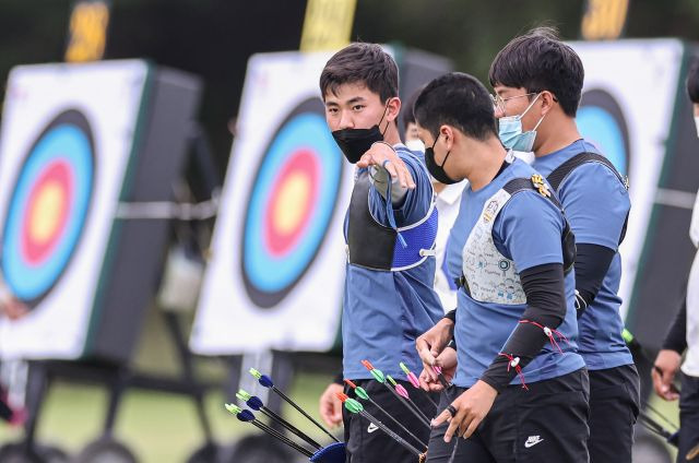 10일 오후 경북 예천 진호국제양궁장에서 열린 제102회 전국체육대회 양궁 고등부 남자 단체전 16강 경기에서 경북 대표로 출전한 경북일고의 김제덕이 동료들과 표적지를 확인한 뒤 사대로 돌아오며 대화하고 있다. 연합뉴스