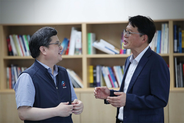 임우택 한국경영자총협회 안전보건본부장(오른쪽)과 김광일 한국노총 산업안전보건본부장(왼쪽)이 최근 서울 중구 매경미디어센터에서 개최된 `중대재해처벌법 좌담회`에 참석해 산업재해 감소 방안에 대한 의견을 나누고 있다. [이충우 기자]