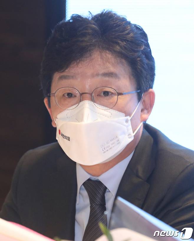 (김해=뉴스1) 여주연 기자 = 유승민 국민의힘 대선 경선후보가 8일 오후 경남 김해시 내동 휴앤락 6층에서 열린 '김해을 당원 간담회'에서 발언하고 있다. 2021.10.8/뉴스1