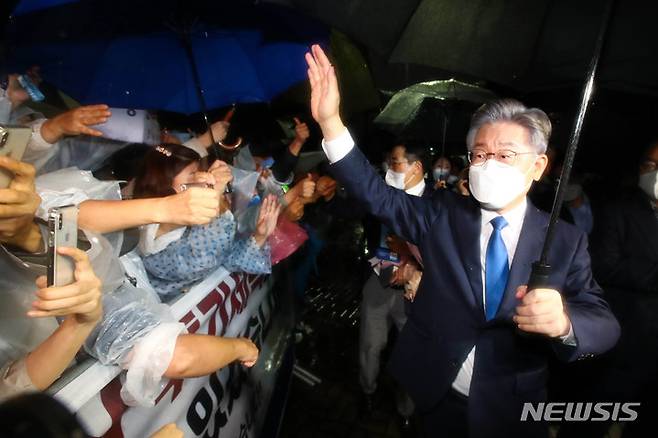 [서울=뉴시스] 국회사진기자단 = 더불어민주당 제20대 대통령 후보에 선출된 이재명 후보가 10일 서울 송파구 올림픽공원 핸드볼경기장에서 열린 서울 합동연설회를 마치고 지지자들에게 인사하고 있다. 2021.10.10. photo@newsis.com