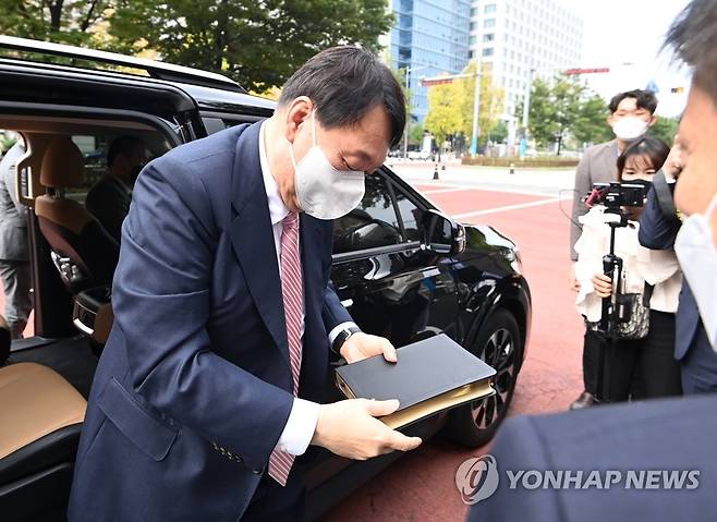 성경책 들고 차에서 내리는 윤석열 예비후보 (서울=연합뉴스) 하사헌 기자 = 국민의힘 윤석열 대선 경선 예비후보가 10일 오전 서울 여의도 순복음교회 예배에 참석하기 위해 성경책을 들고 차에서 내리고 있다. 2021.10.10 [국회사진기자단] toadboy@yna.co.kr