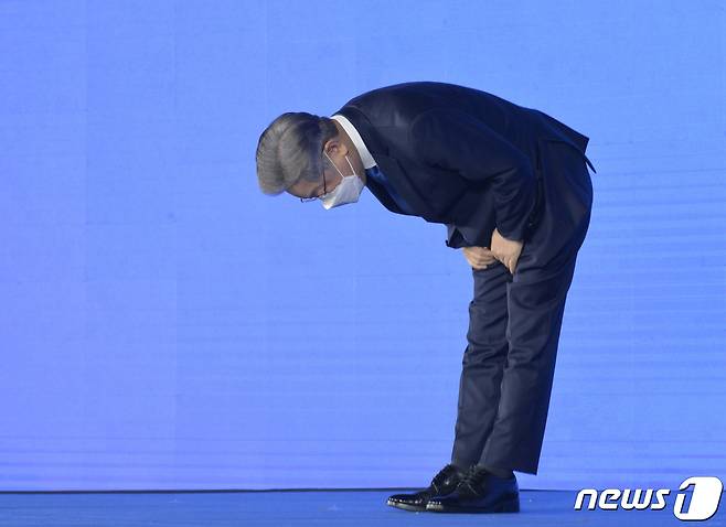 더불어민주당 제20대 대통령 후보로 선출된 이재명 경기도지사가 10일 오후 서울 송파구 올림픽공원 SK올림픽핸드볼경기장에서 열린 민주당 서울 합동연설회에서 감사 인사를 하고 있다. 2021.10.10/뉴스1 © News1 경기사진공동취재단