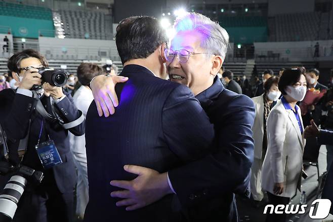 더불어민주당 제20대 대통령선거 후보에 선출된 이재명 경기지사가 10일 오후 서울 송파구 올림픽공원 SK올림픽핸드볼경기장에서 열린 서울 지역 경선 및 3차 국민선거인단 투표에서 1위를 차지한 뒤 송영길 대표와 포옹하고 있다. 2021.10.10/뉴스1 © News1 국회사진취재단