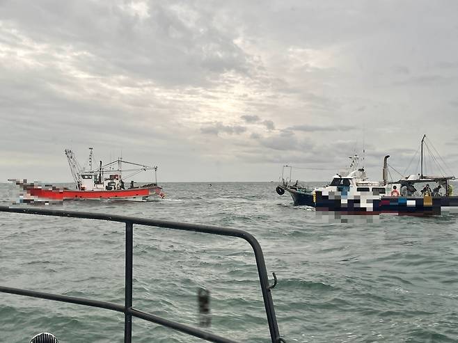 22명이 탄 낚시어선이 서천 마량항 인근 해상에서 기관 고장으로 표류하고 있다.(보령해경 제공)© 뉴스1