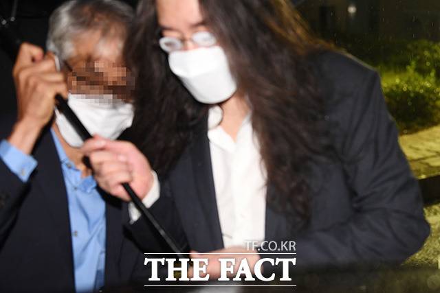 '황제 보석' 논란을 일으켰던 이호진 전 태광산업 회장(오른쪽)이 11일 오전 장발의 모습으로 충북 충주구치소를 나서고 있다. /충주=남용희 기자