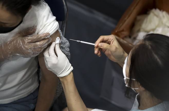 지난 6일 오후 서울 송파구 체육문화회관에 설치된 코로나19 예방접종센터를 찾은 시민들이 백신 접종을 받고 있다./뉴시스