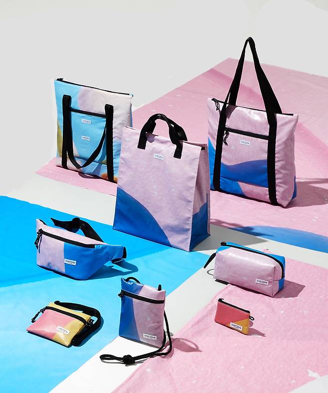 현대백화점이 백화점 외벽에 걸었던 현수막을 업사이클링해 만든 그린 프렌즈 패션 가방. /현대백화점 제공