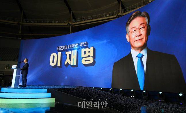 더불어민주당 대선후보로 선출된 이재명 경기도지사가 10일 오후 서울 송파구 SK올림픽핸드볼경기장에서 열린 제20대 대통령선거 후보자 선출을 위한 서울 합동연설회에서 수락연설을 하고 있다. /국회사진취재단 ⓒ데일리안 홍금표 기자