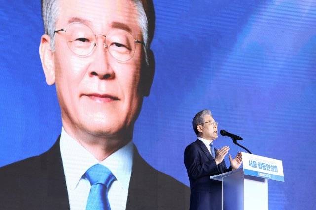 더불어민주당 대선 후보로 선출된 이재명 경기도지사가 10일 오후 서울 올림픽공원 SK핸드볼경기장에서 열린 서울 지역 경선에서 후보자 수락 연설을 하고 있다. 사진공동취재단