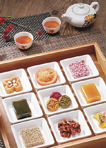 옛날부터 혼례·제사 및 각종 연회·잔칫상에 올려 즐겼던 한과. 궁중 연회상에는 24가지의 한과를 올리기도 했다. 왼쪽 위부터 차례대로 약과·오렌지정과·쌀엿강정(백년초)·양갱·다식·양갱·깨강정·호두정과·매작과.