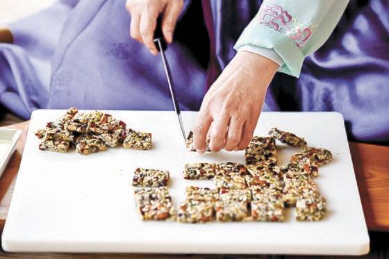 박순애 명인은 강정을 응용해 아몬드·호두·크랜베리·해바라기씨·호박씨 등 견과류를 넣은 하루영양바를 개발했다.