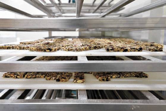 담양한과는 한과 생산 과정의 80% 정도를 기계화해 가격을 많이 낮추고 수출에도 힘쓰고 있다.