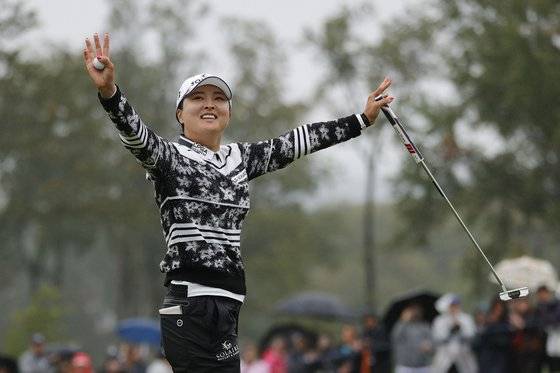 파운더스컵에서 우승을 확정하고서 환호한 고진영. [AFP=연합뉴스]
