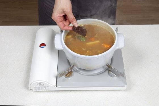 마지막에 다크초콜릿 한 조각을 넣으면 풍미가 살아난다. 사진 송미성, 스타일링 스튜디오 로쏘