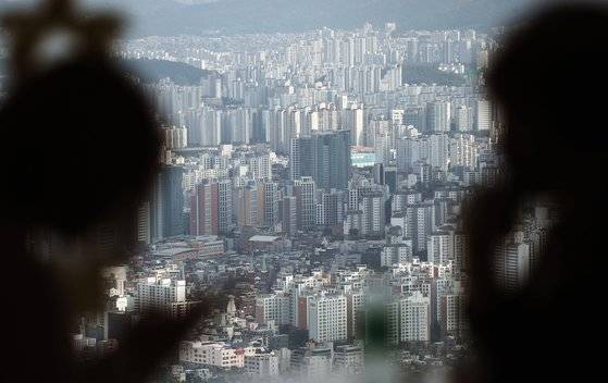 5일 서울 중구 남산N서울타워에서 바라본 서울 아파트 단지 모습. 뉴스1