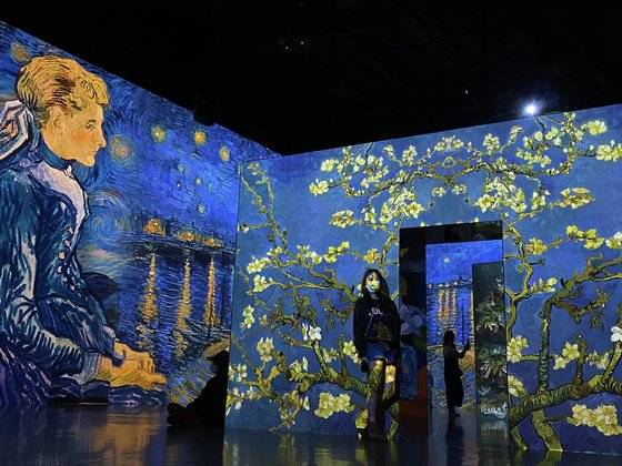 가든 공간은 내가 아르떼뮤지엄 관람 중 가장 오랜 시간 머문 곳이다. 고흐·클림트·모네 등 좋아하는 작가의 대표작을 음악과 같이 감상하는 시간은 특별했다. [사진 심규원]