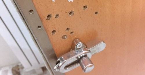 공용 화장실 내 몰카로 의심되는 구멍. [트위터 캡처]