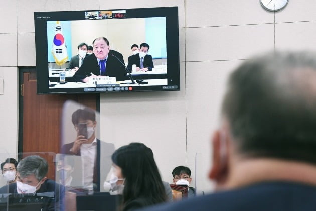 강창일 주일 한국대사가 지난 8일 국회 외교통일위원회의 주일본대사관 국정감사에 화상으로 출석해 국회의원들의 질의를 듣고 있다./ 연합뉴스
