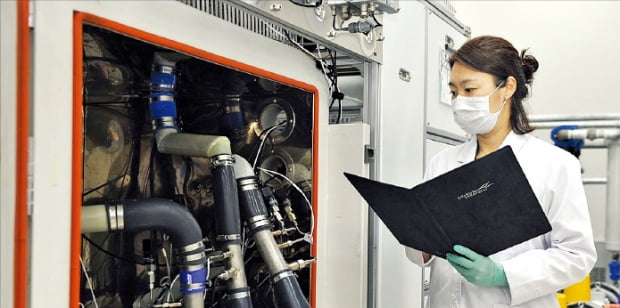코오롱인더스트리 연구원이 현대자동차의 차세대 수소연료전지 시스템에 공급하는 수분제어장치의 성능을 테스트하고 있다.  코오롱  제공