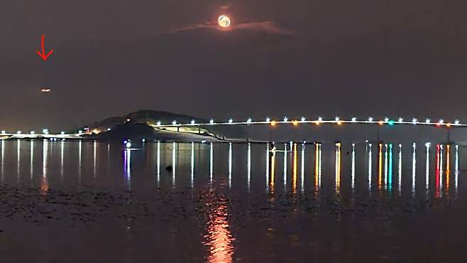 지난 6월 반짝이는 미확인 물체(빨간색 표시)가 인천 중구 용의도 무의교 다리 위에서 목격된 모습 [독자 제공]