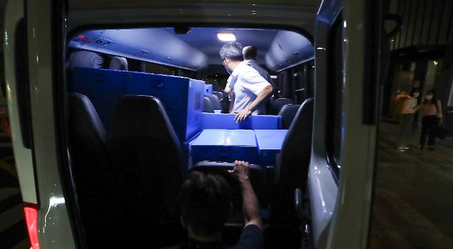 화천대유와 성남도시개발공사, 천화동인 4호 실소유주로 알려진 남욱 변호사의 청담동 소재 회사 등에 대해 압수수색을 실시하는 서울중앙지검 대장동 개발사업 의혹 사건 전담팀 관계자들. 연합뉴스