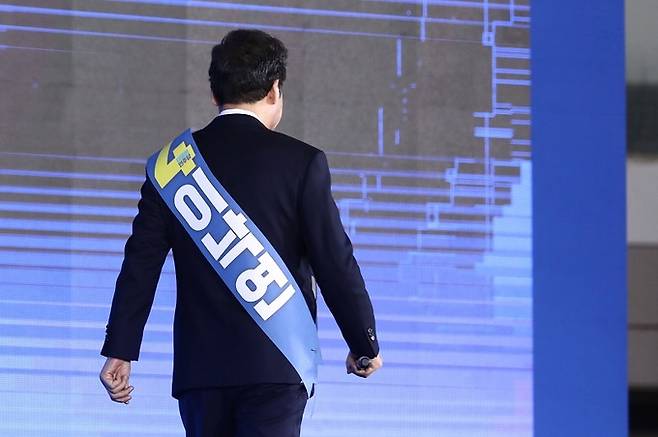 지난 10일, 이낙연 더불어민주당 대선 경선 후보가 서울 송파구 올림픽공원 핸드볼경기장에서 열린 서울 합동연설회에서 정견발표를 마치고 자리로 향하고 있다. 뉴시스