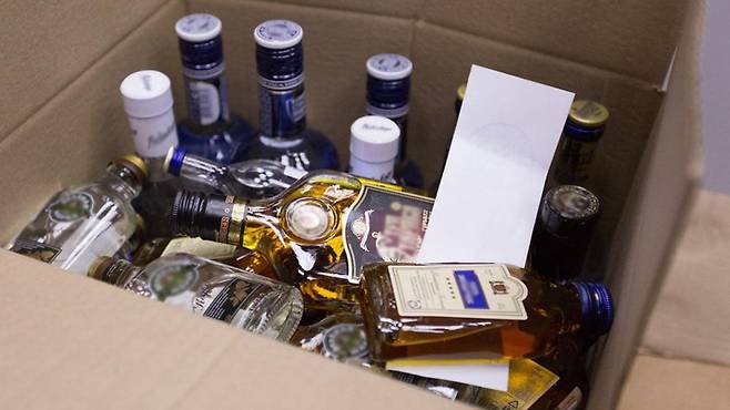 과거 러시아에서 압수된 가짜 술이 담긴 술병들. 자료사진