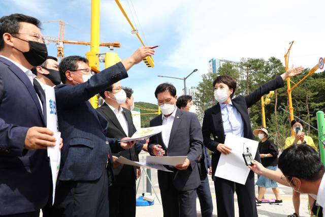 김은혜(오른쪽부터), 송석준, 박수영, 이헌승, 김형동 국민의힘 '이재명 대장동 게이트 진상조사 TF' 의원들이 16일 경기 성남시 분당구 대장동 개발현장을 찾아 현장을 확인하고 있다./연합뉴스