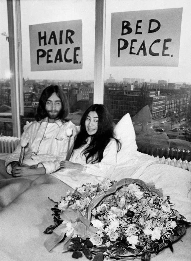 존 레논과 오노 요코가 1969년 3월25일 네덜란드 암스테르담의 힐튼호텔에서 ‘베드인 포 피스’ 시위를 하고 있다. (사진=AFP)