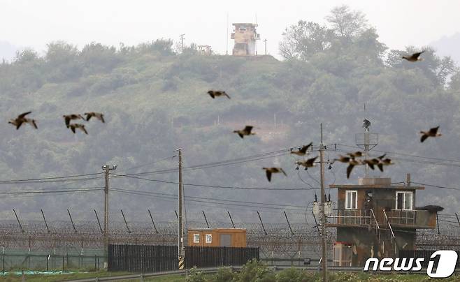 4일 경기도 파주시 접경지역에서 바라본 북한군 초소에서 북한군 병사들이 경계근무를 서고 있다. 2021.10.4/뉴스1 © News1 박정호 기자