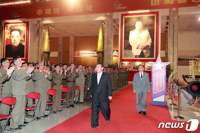 (평양 노동신문=뉴스1) = 북한이 노동당 창건 76주년을 맞아 국방발전전람회 '자위-2021'를 11일 3대혁명 전시관에서 개최했다고 당 기관지 노동신문이 12일 보도했다. 사진은 개막식이 끝난 뒤 전람회장을 돌아보는 김정은 총비서. [국내에서만 사용가능. 재배포 금지. DB 금지. For Use Only in the Republic of Korea. Redistribution Prohibited] rodongphoto@news1.kr