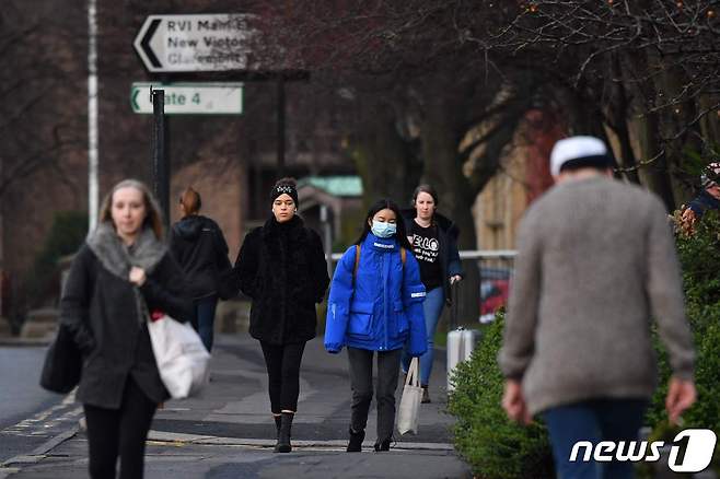 마스크를 쓰고 거리를 걷는 사람들. © AFP=뉴스1