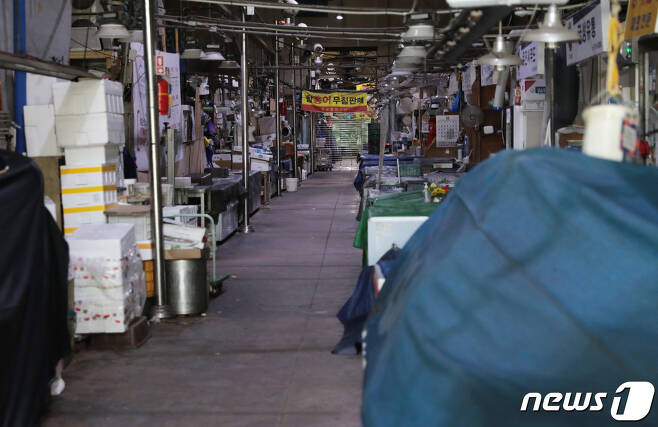 11일 서울 마포구 마포구농수산물시장이 적막한 모습을 보이고 있다. 2021.10.11/뉴스1 © News1 이성철 기자