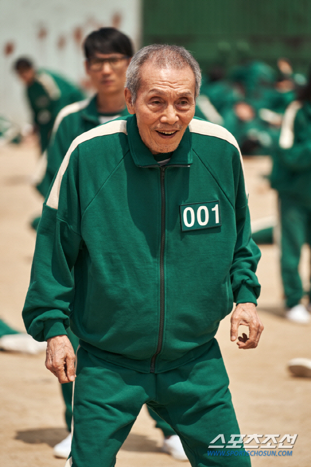 While squid game has swept the world and has received explosive attention from the casts SNS, Kanbu Grandpa Oh Young-soo (78) also started SNS.Actor Oh Young-soo, who plays the role of the first participant of the game in the Netflix original series squid game, has recently opened an Instagram account due to the increased popularity of squid game.All the leading actors of squid game such as Lee Jung-jae, Park Hae-soo and HoYeon Jung followed the account and exceeded 50,000 Followers in three postings.All the actors who appeared in squid game became SNS stars by opening SNS to the oldest performer of squid game, Black film of Squid Game and Oh Young-soo who played the role of Oh Il-nam.Especially, after the popularity of squid game, Oh Young-soo, who does not reveal his face separately in Interview and other broadcasts unlike other actors, will be broadcasted for the first time on the 16th MBC entertainment program What do you do?And it is expected that Oh Young-soos SNS will be more noticeable after the broadcast. Oh Young-soos SNS also says, What do you do when you play?Along with a preview capture photo, an article titled Next Week (next week) has been uploaded, adding to expectations.Born in 1944, Oh Young-soo is a graduate of Dongguk Universitys Department of Theater and Film. He started acting in theater companies in 1963 and played in hundreds of plays.He also appeared in the movies Spring Summer Autumn and Spring, Dongseung, drama Seondeok King and Mushin.