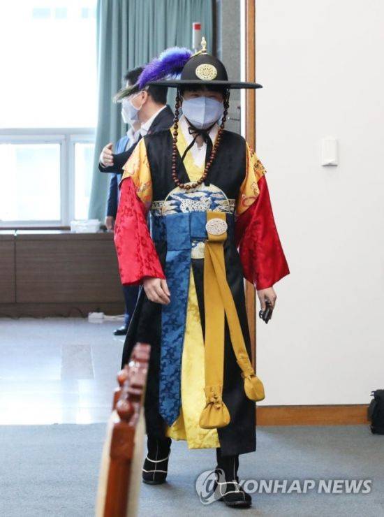 탁현민 청와대 의전비서관이 12일 오전 청와대 여민관 영상회의실에서 열린 국무회의에 전통의상을 입고 참석하고 있다. /사진=연합뉴스