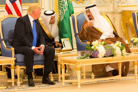 2017년 5월 20일 사우디아라비아를 방문한 도널드 트럼프 미국 대통령과 살만 빈 압둘아지즈 사우디 국왕이 회담을 하고 있는 모습 /백악관