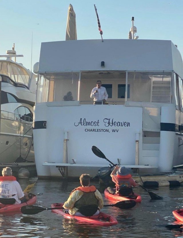 조 맨친 상원의원(가운데)이 타고 있는 배에 카약을 타고 접근해 해상 시위를 벌이는 시민단체 회원들