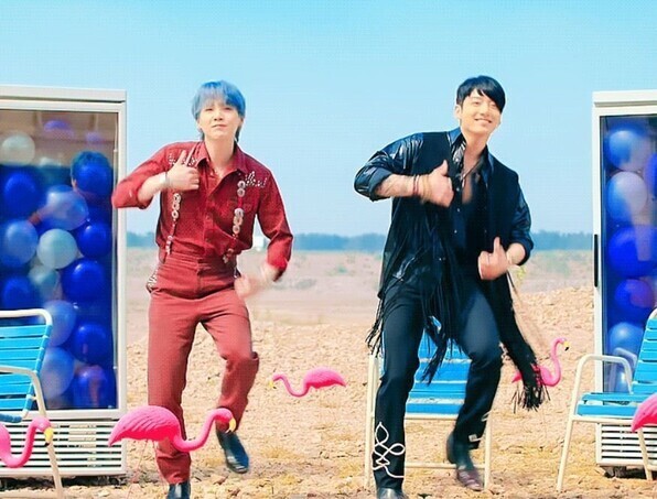 방탄소년단의 <퍼미션 투 댄스>에서 ’즐겁다’를 국제수어로 표현하는 슈가와 정국. 뮤직비디오 갈무리