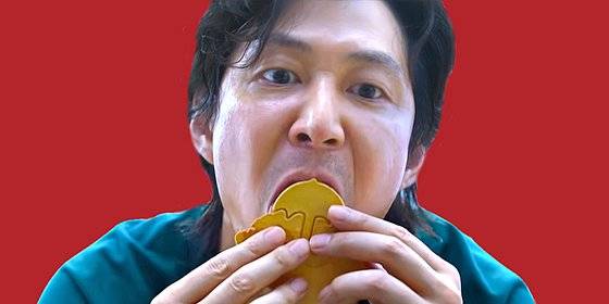 '오징어 게임' 주인공 성기훈(이정재 분)이 달고나를 핥아 녹이는 장면. [사진 넷플릭스]