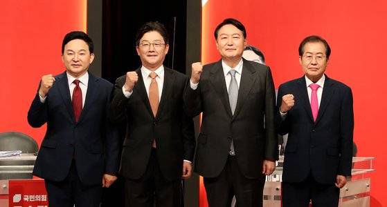 국민의힘 원희룡(왼쪽부터), 유승민, 윤석열, 홍준표 대선 예비후보가 11일 오후 광주 서구 치평동 KBS 광주방송총국에서 호남권 합동토론회를 앞두고 주먹을 움켜쥐고 있다. [연합뉴스]