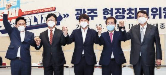 이준석 국민의힘 대표와 대선 경선 후보들이 11일 오전 광주 김대중컨벤션센터에서 열린 현장 최고위원회의에 앞서 기념촬영을 하고 있다. 왼쪽부터 원희룡·유승민 후보, 이 대표, 홍준표·윤석열 후보. 2차 컷오프를 통과한 후보 4명은 이날 광주에서 첫 합동토론회를 했다. [뉴시스]