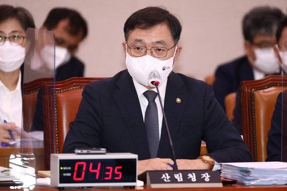 최병암 산림청장이 12일 국회에서 열린 농림축산식품해양수산위원회의 산림청, 산림조합중앙회 등에 대한 국정감사에서 의원 질의에 답하고 있다. 뉴스1