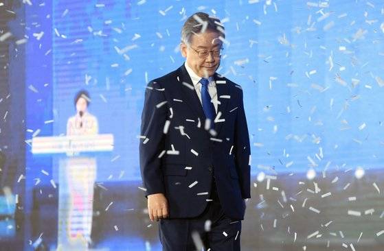 이재명 더불어민주당 대통령 후보가 지난 10일 선출 직후 수락연설을 마치고 퇴장하고 있다. 이날 이 후보는 3차 국민선거인단 투표에서 28.3%의 저조한 득표율을 기록했다. 임현동 기자