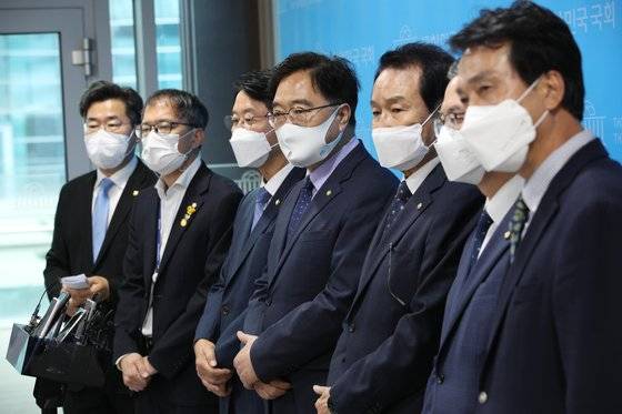 이재명 더불어민주당 대선 후보의 당내 경선을 주도했던 우원식 공동선대위원장(왼쪽에서 4번째) 등 핵심 의원들이 12일 오전 국회 소통관에서 ‘열린캠프’ 해단 기자회견을 마친 뒤 기자들과 일문일답을 하고 있다. 임현동 기자