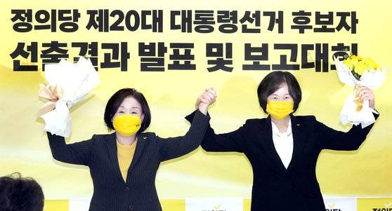 12일 오후 국회에서 열린 정의당 제20대 대통령선거 후보자 선출결과 발표 및 보고대회에서 대선 후보자로 선출된 심상정 의원(왼쪽)이 이정미 전 대표와 기념사진을 찍고 있다. 2021.10.12 임현동 기자