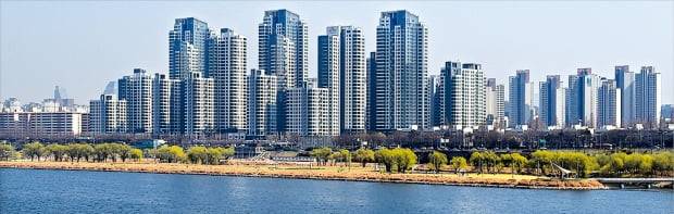 서울 아파트 거래는 크게 줄었지만, 신고가 경신은 계속 이어지고 있다. ‘국민평형’으로 불리는 전용면적 84㎡가 45억원에 손바뀜한 서울 서초구 반포동 ‘아크로리버파크’.  한경DB