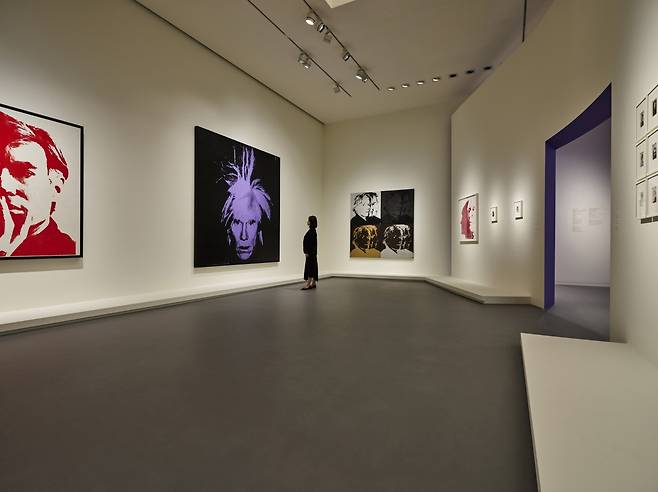 An installation view of “Andy Warhol: Looking for Andy” (Fondation Louis Vuitton, The Andy Warhol Foundation for Visual Arts, Inc. Licensed by Adagp, Paris 2021. Photo credits: © Kwa Yong Lee / Louis Vuitton)